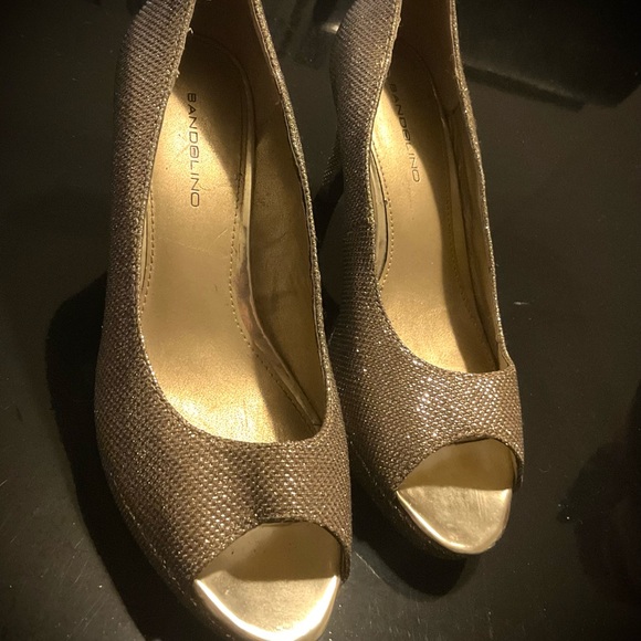 Glamorous Bandolino Platform Pumps - Picture 1 of 5